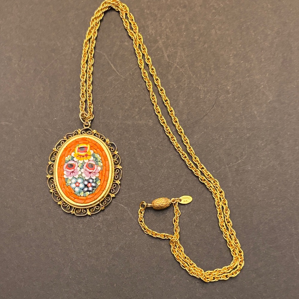 Elegant Gold Floral Pendant Necklace